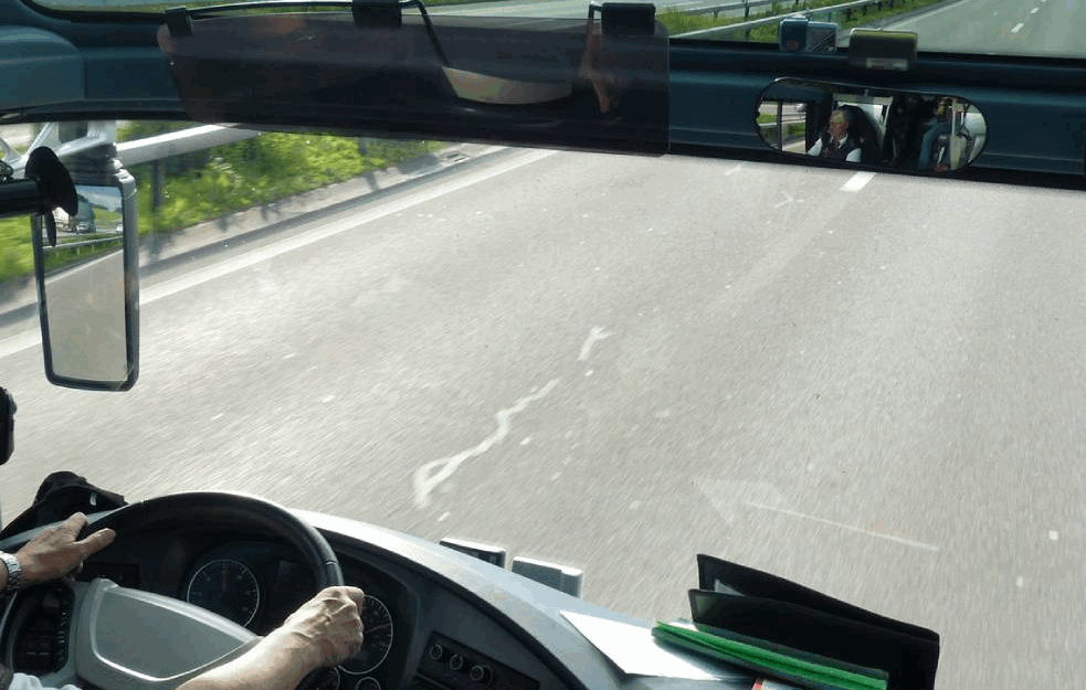 UŽAS U KRAGUJEVCU: Autobus naleteo na devojčicu